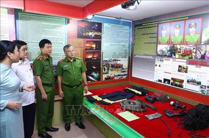 Khai mạc triển lãm 'Hành trang đương đầu giặc lửa' ảnh 3