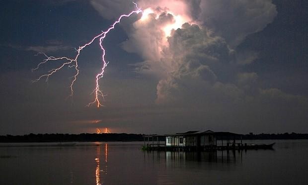 Người ta có thể nhìn thấy ánh sáng từ những tia sét ở khoảng cách…?