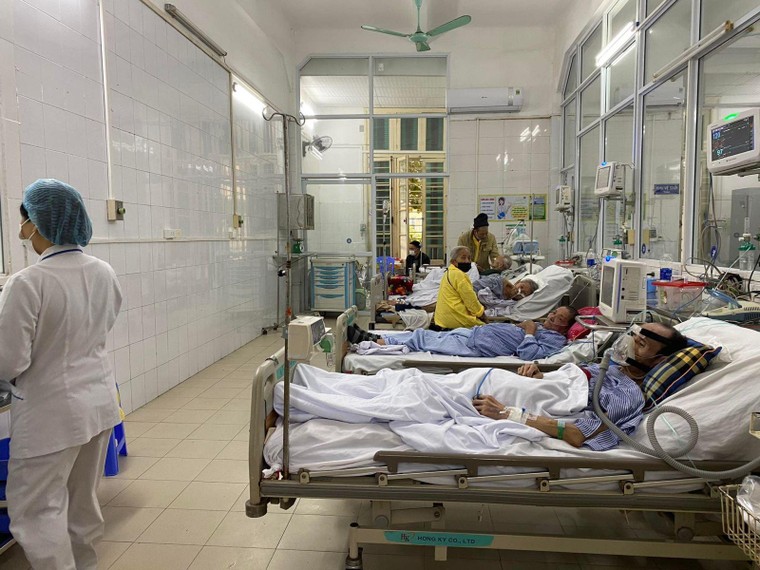 Trời lạnh, người già nhập viện vì bệnh phổi tăng mạnh ảnh 1