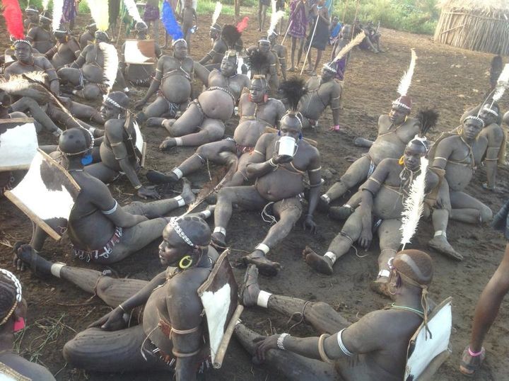 Bộ tộc kỳ lạ ở châu Phi: Vỗ béo đàn ông và dành sự tôn trọng với nam giới bụng phệ ảnh 2