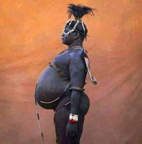 Bộ tộc kỳ lạ ở châu Phi: Vỗ béo đàn ông và dành sự tôn trọng với nam giới bụng phệ ảnh 1