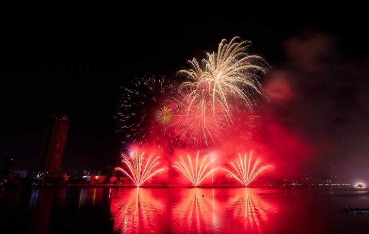 Hơn 5.000 khán giả vỡ òa cảm xúc trong đêm thi pháo hoa thứ hai của DIFF 2023 ảnh 1