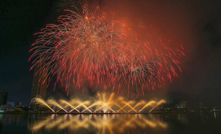 Hơn 5.000 khán giả vỡ òa cảm xúc trong đêm thi pháo hoa thứ hai của DIFF 2023 ảnh 2