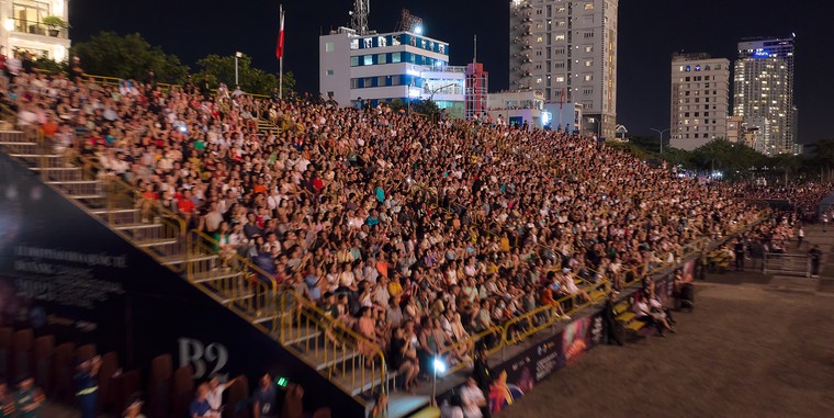 Hơn 5.000 khán giả vỡ òa cảm xúc trong đêm thi pháo hoa thứ hai của DIFF 2023 ảnh 4