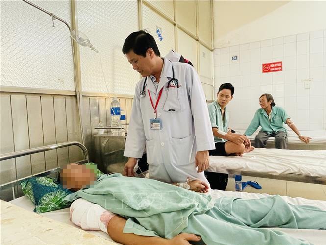 Cảnh báo nguy cơ nhiễm độc từ việc tự mua thuốc điều trị ảnh 1