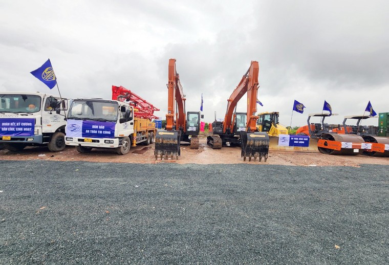 Vingroup tổ chức hàng trăm chuyến VinBus miễn phí tới Mega Grand World Hà Nội ảnh 1