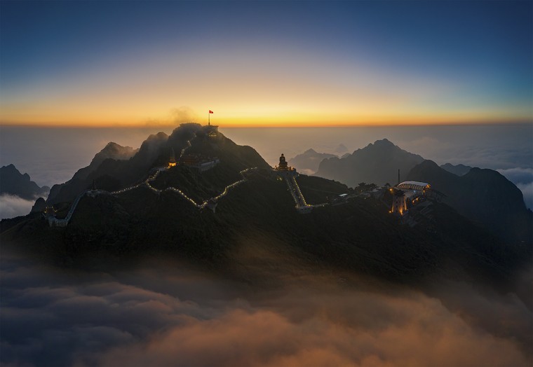 Đám mây hình ‘đĩa bay’ bất ngờ xuất hiện trên đỉnh Fansipan ảnh 3