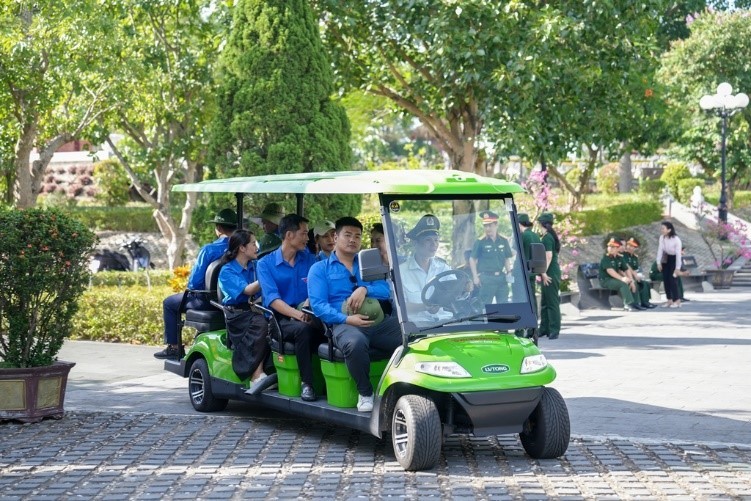 Về miền Trung dâng hương tại các nghĩa trang liệt sĩ ảnh 2