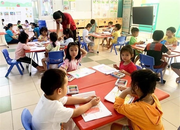 Cung ứng đầy đủ sách giáo khoa, khắc phục tình trạng thiếu giáo viên ảnh 1