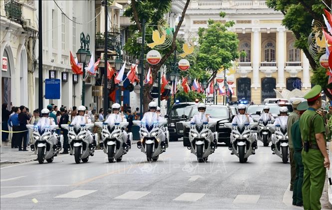 Lễ đón chính thức Tổng thống LB Nga Vladimir Putin thăm cấp Nhà nước tới Việt Nam ảnh 7