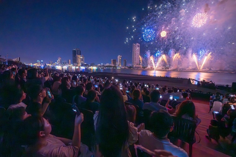 Nhìn lại những khoảnh khắc pháo hoa đẹp nhất đưa Trung Quốc và Phần Lan vào chung kết DIFF 2024 ảnh 1