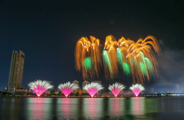 Nhìn lại những khoảnh khắc pháo hoa đẹp nhất đưa Trung Quốc và Phần Lan vào chung kết DIFF 2024 ảnh 8