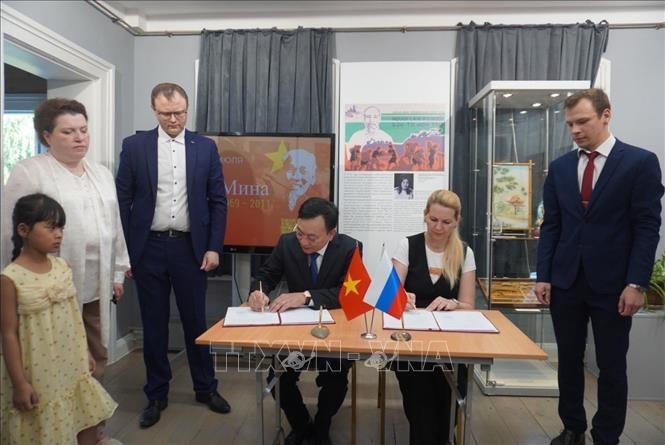 Triển lãm "Chân dung Hồ Chí Minh - Góc nhìn từ tranh cổ động 1969 - 2011" ảnh 2