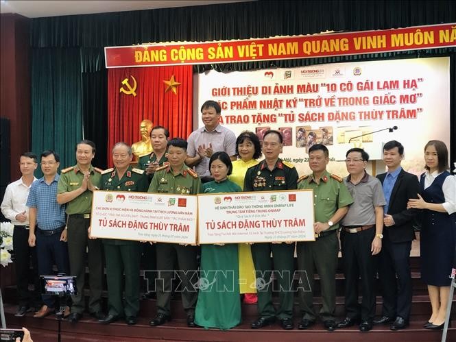 Trao tặng di ảnh màu 10 nữ anh hùng dân quân Lam Hạ và tủ sách Đặng Thùy Trâm ảnh 1