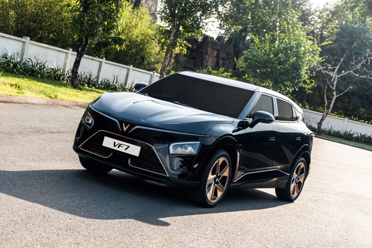 Tháng Ngâu, khách Việt vẫn “rần rần” chốt cọc VinFast VF 7 để hưởng ưu đãi chồng ưu đãi ảnh 2