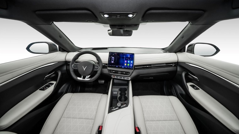 Tháng Ngâu, khách Việt vẫn “rần rần” chốt cọc VinFast VF 7 để hưởng ưu đãi chồng ưu đãi ảnh 3