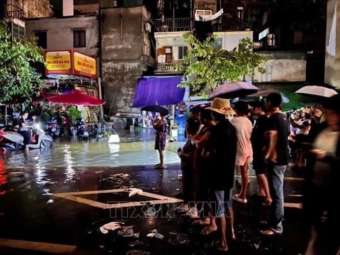 Lũ trên sông Hồng ở Hà Nội vượt báo động 2, đe doạ an toàn nhiều tuyến đê và tính mạng, tài sản của người dân ảnh 2