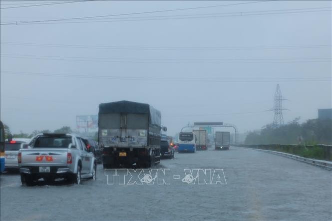 Ngập cả cây số trên tuyến cao tốc Pháp Vân - Cầu Giẽ ảnh 3