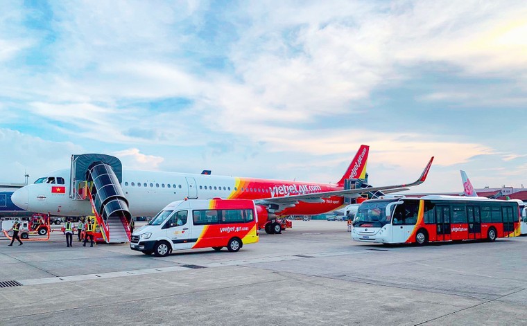 Vietjet ủng hộ đồng bào tại các vùng bị thiệt hại do bão lũ ảnh 1