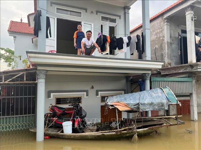 Di dời người dân ra khỏi những khu vực nguy hiểm ảnh 3