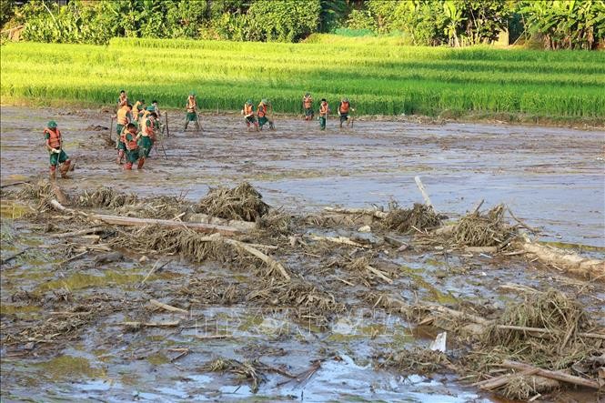 Thủ tướng Phạm Minh Chính thị sát tìm kiếm nạn nhân tại Làng Nủ, Lào Cai ảnh 9