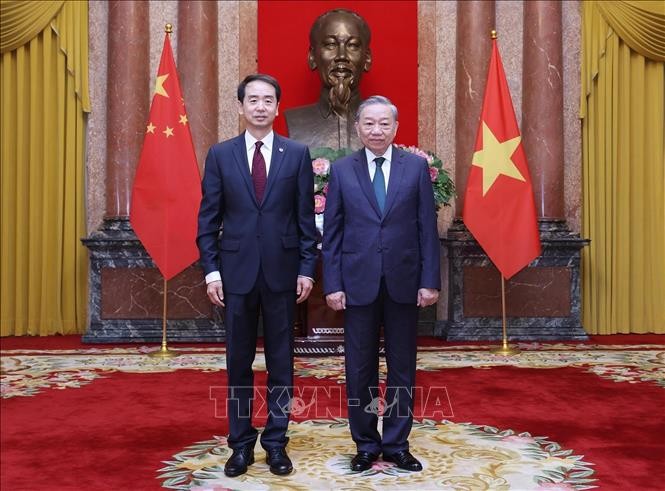 Tổng Bí thư, Chủ tịch nước Tô Lâm tiếp Đại sứ Trung Quốc đến trình Quốc thư ảnh 1