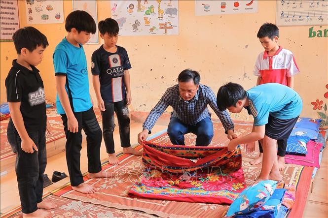 Ổn định việc ăn, ở và học tập cho 107 học sinh thôn Làng Nủ ảnh 3