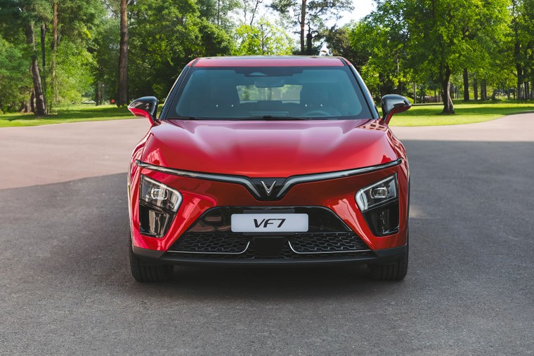 Khách Việt chớp thời cơ săn VinFast VF 7 với ưu đãi hiếm có ảnh 1