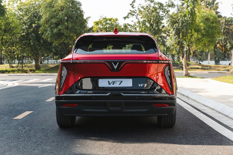 Khách Việt chớp thời cơ săn VinFast VF 7 với ưu đãi hiếm có ảnh 3