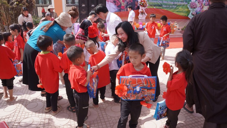 Khánh thành 2 công trình lớp học trị giá 12,5 tỷ đồng tại tỉnh Điện Biên do SHB trao tặng ảnh 3