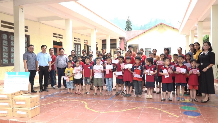 Học sinh hai trường vùng khó ở Lào Cai nhận sách mới ảnh 6