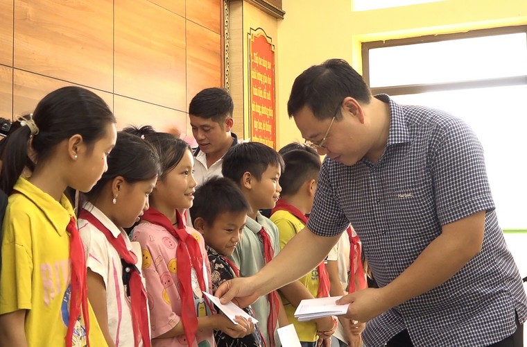 Học sinh hai trường vùng khó ở Lào Cai nhận sách mới ảnh 5