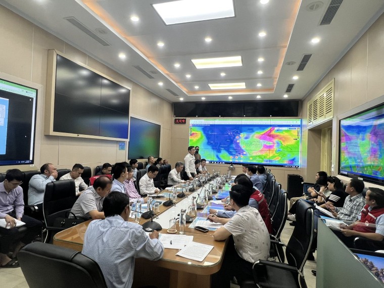 Chủ động ứng phó bão số 6 gây mưa lớn ở Trung Bộ và gió mạnh, sóng lớn trên biển ảnh 1