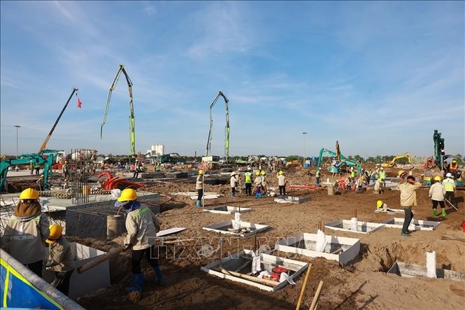 Thủ tướng kiểm tra tiến độ thi công dự án Trung tâm Hội chợ Triển lãm Quốc gia ảnh 10