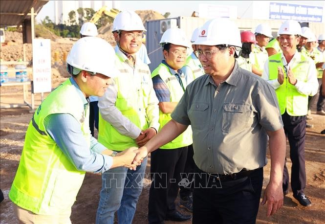 Thủ tướng kiểm tra tiến độ thi công dự án Trung tâm Hội chợ Triển lãm Quốc gia ảnh 8