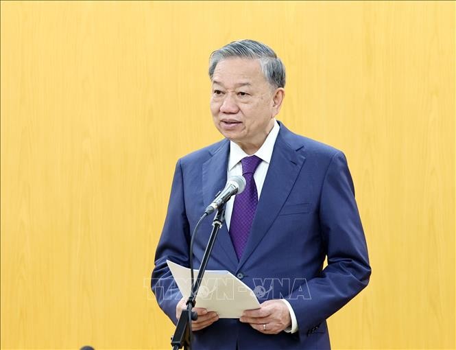 Tổng Bí thư Tô Lâm trao Quyết định phân công đồng chí Trần Cẩm Tú giữ chức Thường trực Ban Bí thư ảnh 1