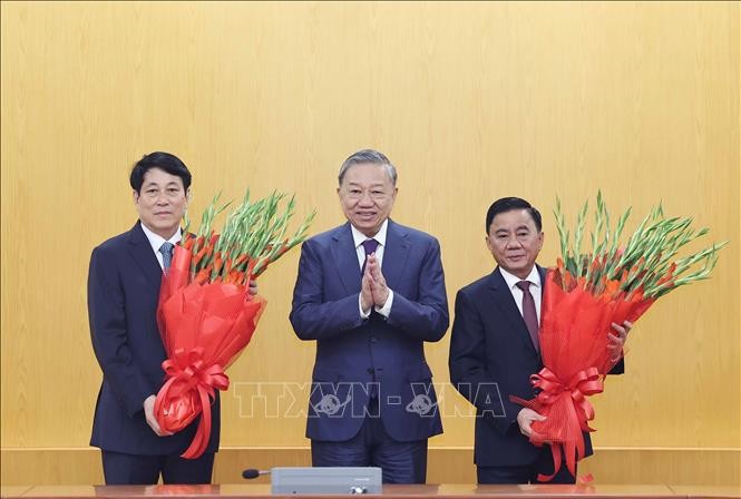 Tổng Bí thư Tô Lâm trao Quyết định phân công đồng chí Trần Cẩm Tú giữ chức Thường trực Ban Bí thư ảnh 2