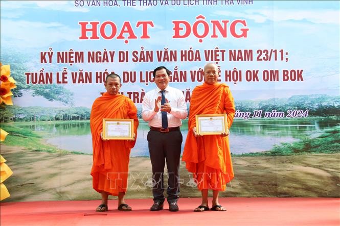 Triển lãm các hiện vật đậm đà bản sắc dân tộc ảnh 3