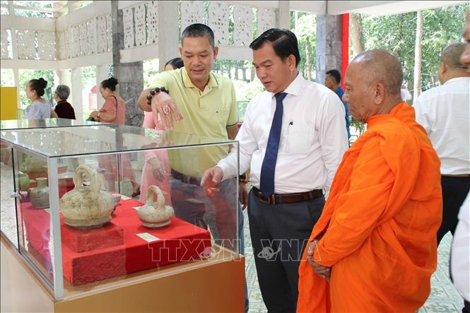 Triển lãm các hiện vật đậm đà bản sắc dân tộc ảnh 2