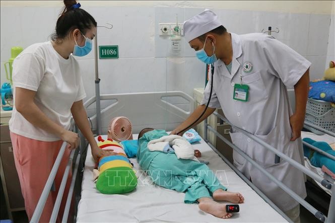 Số ca mắc sởi tăng cao, bệnh viện quá tải ảnh 1