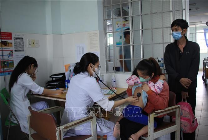 Gia tăng bệnh nhi nhập viện do thời tiết giao mùa ảnh 1