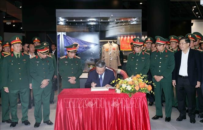 Tổng Bí thư Tô Lâm thăm và làm việc tại Bảo tàng Lịch sử Quân sự Việt Nam ảnh 8