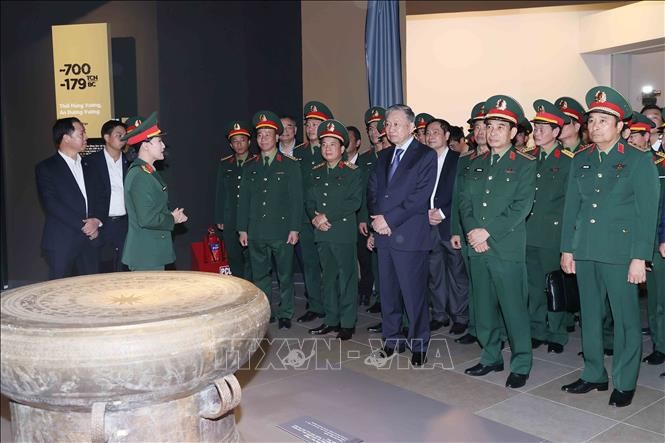 Tổng Bí thư Tô Lâm thăm và làm việc tại Bảo tàng Lịch sử Quân sự Việt Nam ảnh 6