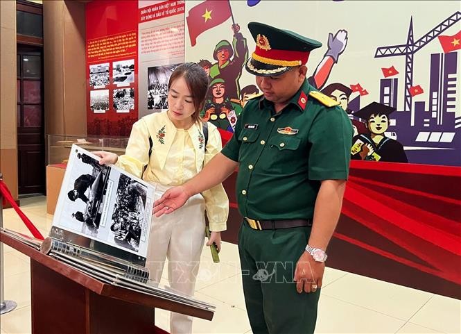Trưng bày nhiều hình ảnh, hiện vật quý về Quân đội nhân dân Việt Nam ảnh 4