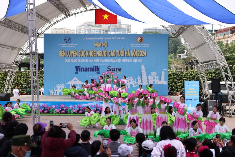 Vinamilk Sure Prevent Gold đồng hành chăm sóc rèn luyện sức khỏe cho 3.000 người cao tuổi Hà Nội ảnh 1