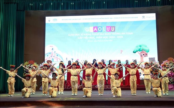 Giáo dục kỹ năng tham gia giao thông cho học sinh tiểu học ảnh 1