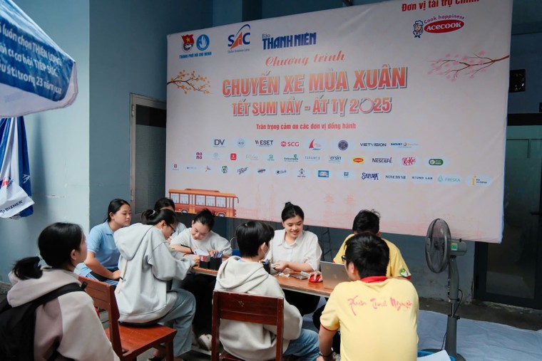 Nhiều hoạt động chăm lo Tết cho sinh viên có hoàn cảnh khó khăn ảnh 1