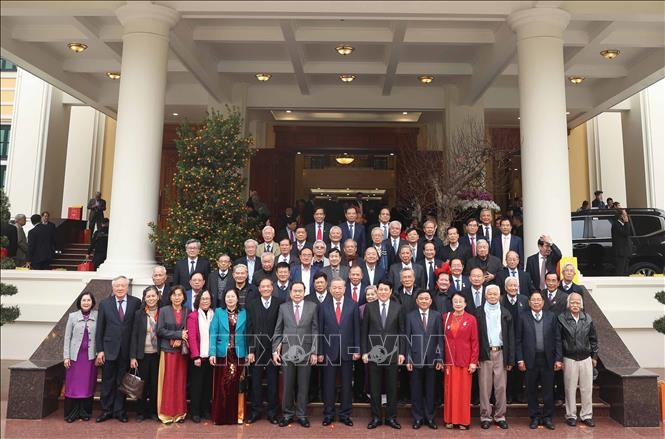 Bộ Chính trị, Ban Bí thư gặp mặt các đồng chí lãnh đạo, nguyên lãnh đạo Đảng, Nhà nước ảnh 14