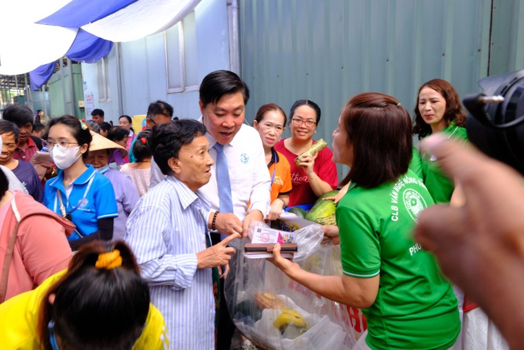 Ấm áp những phiên chợ Tết 0 đồng trong bệnh viện ảnh 2