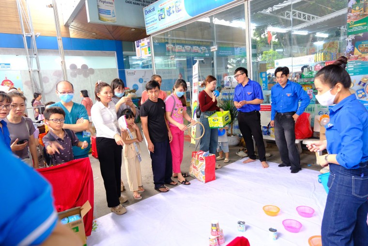 Ấm áp những phiên chợ Tết 0 đồng trong bệnh viện ảnh 4